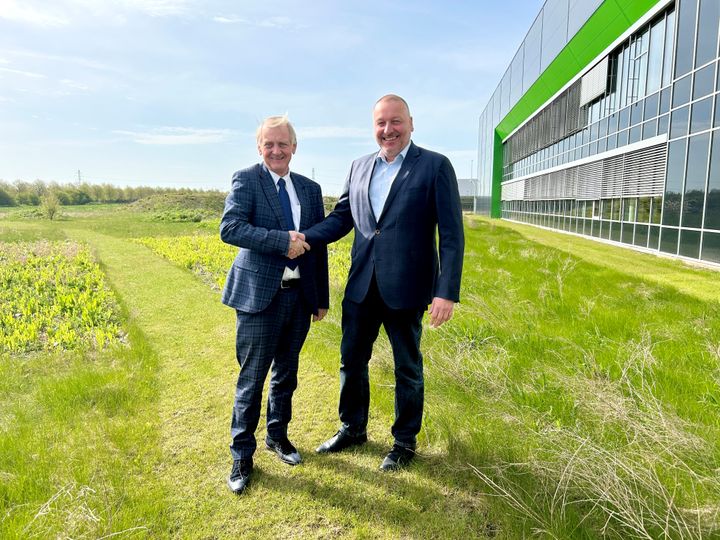Edmund Tenfelde, administrerende direktør i Bollegraaf Group, og Lars Krejberg Petersen, administrerende direktør i Dansk Retursystem.