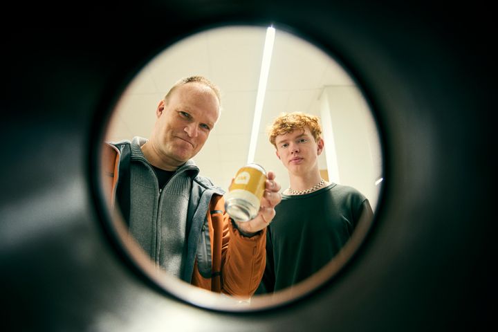 Dansk Retursystem lancerer en ny kampagne, der skal løfte danskerne forståelse af pantsystemet og bidrage til at få de sidste dåser og flasker ”hjem” i pantsystemet.