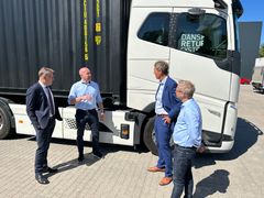Volvo havde taget en el-lastbiler med, da aftalen blev underskrevet. Fra venstre ses Dansk Retursystems adm. direktør Kasper Schmidt, Volvos salgskonsulent Rasmus Hansen, Dansk Retursystems bestyrelsesformand Carsten Ørnbo og Volvos salgsdirektør Marcel Wolff-Matern.
