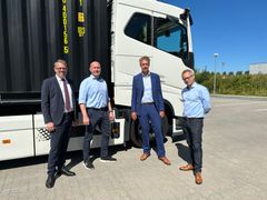 Volvo havde taget en el-lastbiler med, da aftalen blev underskrevet. Fra venstre ses Dansk Retursystems adm. direktør Kasper Schmidt, Volvos salgskonsulent Rasmus Hansen, Dansk Retursystems bestyrelsesformand Carsten Ørnbo og Volvos salgsdirektør Marcel Wolff-Matern.