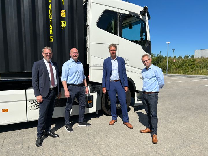 Volvo havde taget en el-lastbiler med, da aftalen blev underskrevet. Fra venstre ses Dansk Retursystems adm. direktør Kasper Schmidt, Volvos salgskonsulent Rasmus Hansen, Dansk Retursystems bestyrelsesformand Carsten Ørnbo og Volvos salgsdirektør Marcel Wolff-Matern.