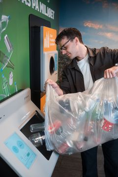 Pantautomater med sluse giver mulighed for at hælde dåser og flasker i