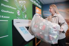 Pantautomater med sluse giver mulighed for at hælde dåser og flasker i