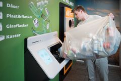 Pantautomater med sluse giver mulighed for at hælde dåser og flasker i