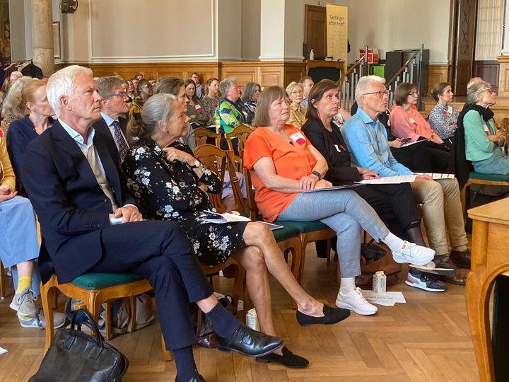 Kræftpolitisk Forum finder sted på Christiansborg. Billedet er fra konferencen sidste år, hvor bl.a. Helen Bernt Andersen, formand, og Jesper Fisker, adm. direktør, i Kræftens Bekæmpelse (tv) deltog.