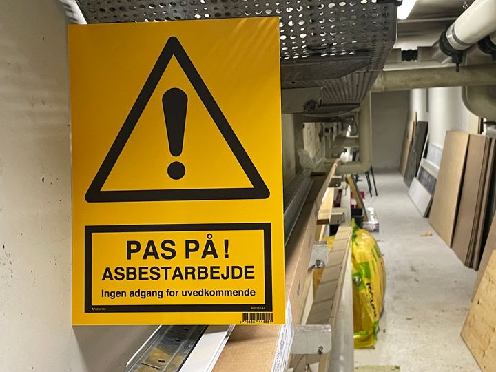 Nedrivning af asbest må fremover kun udføres af virksomheder, som har en særlig autorisation. Ordningen vil hjælpe til, at asbest håndteres korrekt. Foto: Kræftens Bekæmpelse