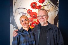 Kunstner Ole Aakjær og influencer Mie Isaksen med støtteplakaten LOVE & HOPE