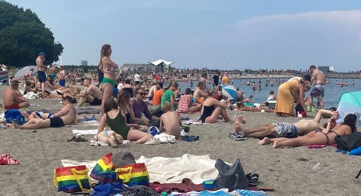 Et flertal af danskerne ønsker bedre muligheder for at kunne undgå røg og cigaretskod på de danske strande. Men kun få strande er røgfri.