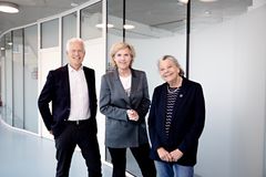 Jesper Fisker, adm. direktør (t.v.) og Helen Bernt Andersen, formand (t.h.) for Kræftens Bekæmpelse ser frem til samarbejdet med Connie Hedegaard (i midten), der er foreningens nye præsident.