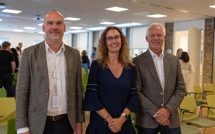 Der var mange gæster med til at fejre åbningen af EpiC. Blandt dem var (fra venstre) direktør for Danmarks Grundforskningsfond Niels Mejlgaard, professor og centerleder i EpiC, Anja Groth og adm. direktør i Kræftens Bekæmpelse, Jesper Fisker. Foto: Kræftens Bekæmpelse.