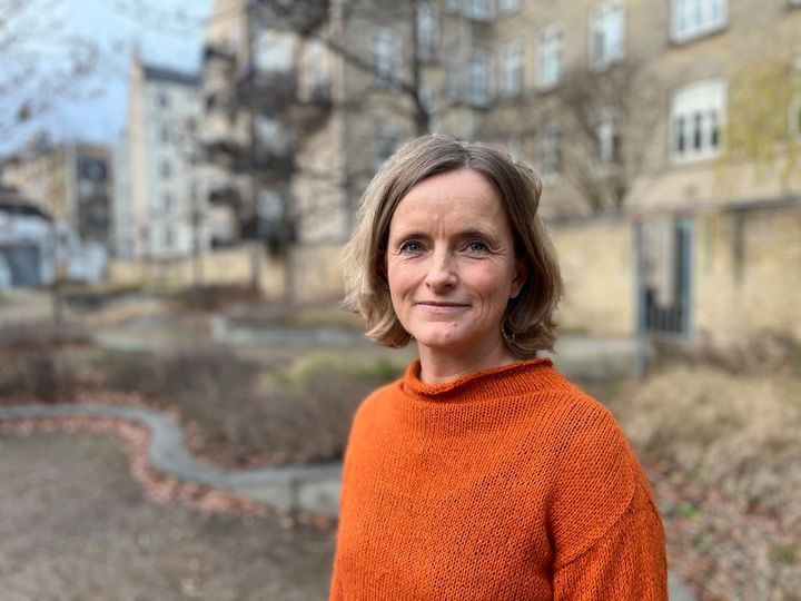 - Grundlæggende mener jeg ikke, at nogen skal tvinges til at indånde tobaksrøg - hverken fordi de går i byen eller passer deres arbejde, siger Nina Krogh Larsen, projektchef for tobak- og nikotinforebyggelse i Kræftens Bekæmpelse. Foto: Kræftens Bekæmpelse.