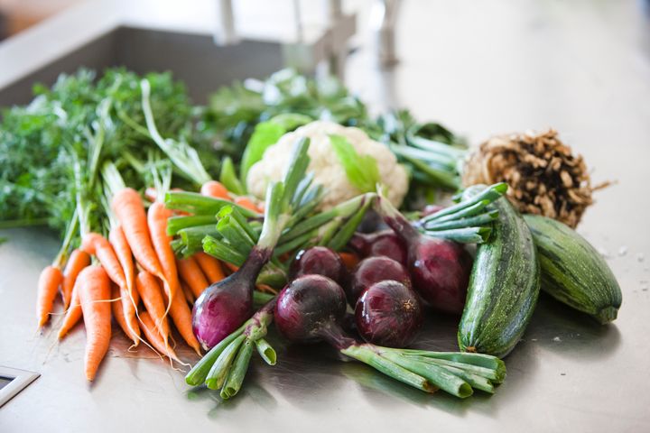 Kræftens Bekæmpelse, Hjerteforeningen og Diabetesforeningen er enige om, at nulmoms på frugt og grønt er den bedste vej, hvis momsen på fødevarer skal sænkes, og de vil sammen med andre aktører fortsætte arbejdet for at få Folketinget med i den retning. Foto: Colourbox