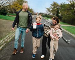 Årets indsamlingstema er ‘Vi kan alle være helte’ - for vi kan alle, store som små, gøre en forskel i kampen mod kræft. Foto: Kræftens Bekæmpelse