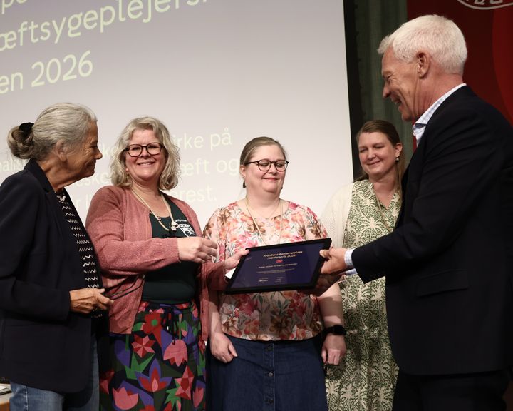 Kræftens Bekæmpelses Hæderspris 2026 overækkes af formand Helen Bernt Andersen og adm. direktør Jesper Fisker til FSKs formand Helle Mathiasson og næstformand Mona Gundlach.