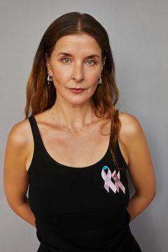 - Min mor, min mormor, min stedmor og flere veninder har haft brystkræft, så det er ikke en sag, jeg står og kigger på udefra. Det er en stor ære at få lov til at designe årets sløjfe og en måde at bidrage med det, jeg kan, og samtidig være en del af noget, der rækker langt ud over mig selv, siger smykkedesigner Maria Black, der har kreeret Årets Sløjfe 2026 for Støt Brysterne.