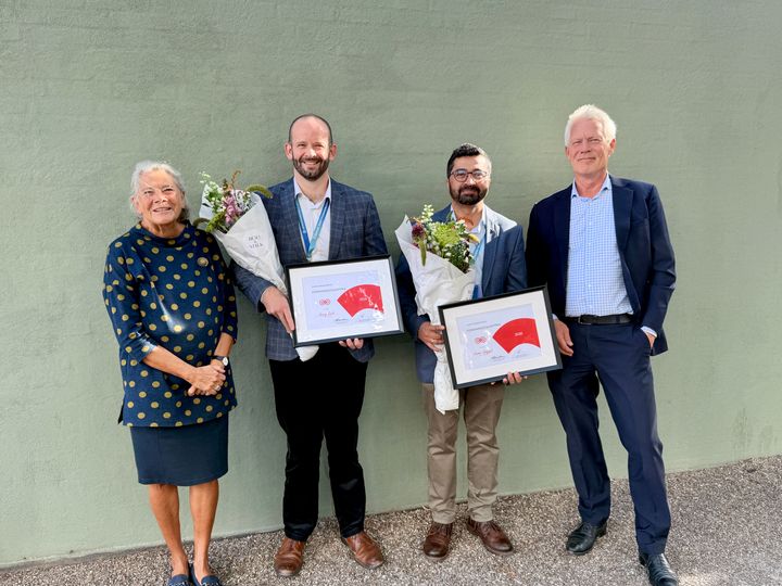 Vinderne af Forskningstalentpriserne 2026 stående i midten flankeret af Helen Bernt Andersen og Jesper Fisker