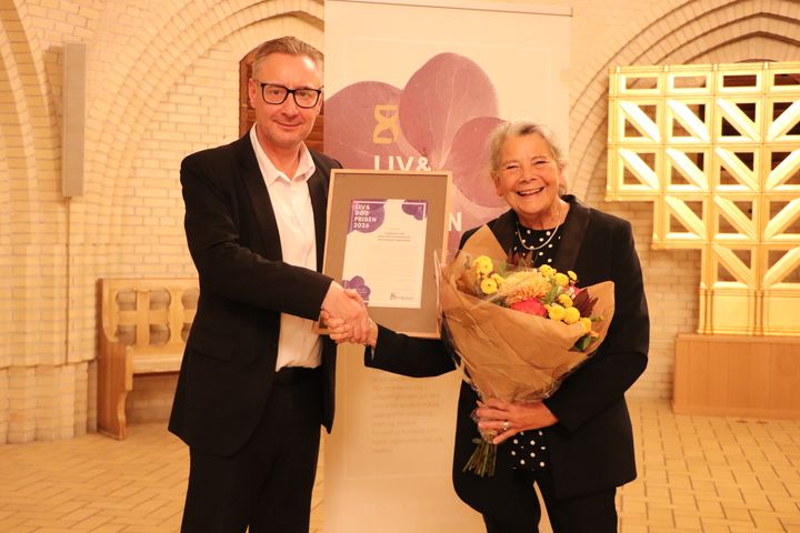 Formand for Landsforeningen Liv&Død, Michael Hviid Jacobsen og formand for Kræftens Bekæmpelse, Helen Bernt Andersen, ved prisuddelingen i Krypten i Grundtvigs Kirke i København.