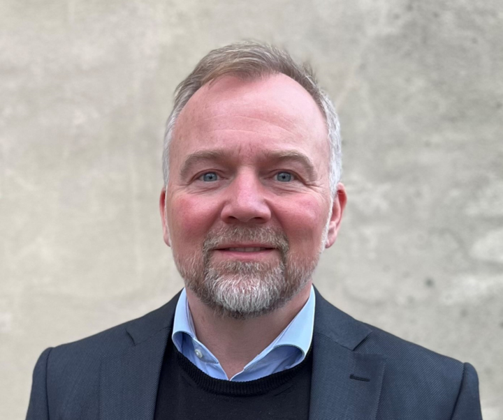 Steffen Raun Fjordside har været ansat i Børns Vilkår i seks år som Chef for Udvikling og Fondssamarbejde. Per 1. januar 2024 træder han ind i direktionen som vicedirektør.