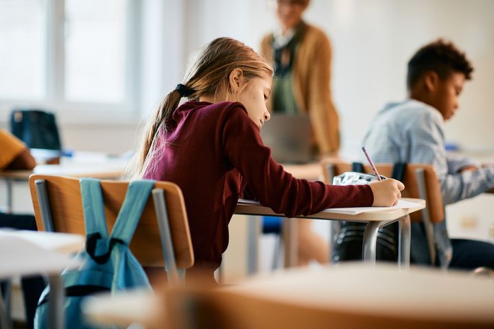 I dag starter børn i skole efter en lang ferie. Lone Smidt fra Børns Vilkår råder til, hvordan forældre bedst hjælper deres børn trygt tilbage i klasseværelse.