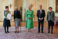 Fra venstre: Modtager af Dronning Ingrids Forskerpris, Bente Glintborg, H.M. Dronningen, Direktør i Gigtforeningen, Mette Bryde Lind, næstformand for Gigtforeningens bestyrelse, Erik Stener Jørgensen og formand for Gigtforeningens forskningsråd, Lene Wohlfahrt Dreyer.
