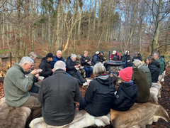 ”Hjemme i sofaen er det let at mærke dine smerter og måske få lidt ondt af dig selv. Alt ser helt anderledes og meget bedre ud, når først du står i skovbunden."  Sådan siger naturvejleder ved Danmarks Jægerforbund Hother Hennings.