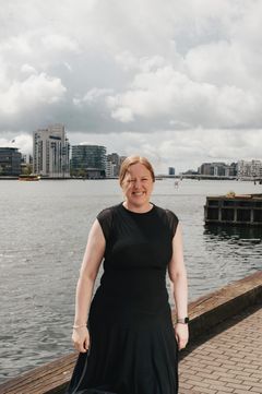 Læge og ph.d. Line Uhrenholt fra Aalborg Universitetshospital modtager Gigtforeningens Ung Forskertalentpris 2025. Hun har stået i spidsen for et stort nationalt studie, der har undersøgt, om patienter trygt kan nedtrappe deres medicin uden at risikere opblussen af sygdommen. Og det kan de, viser Uhrenholts forskning.