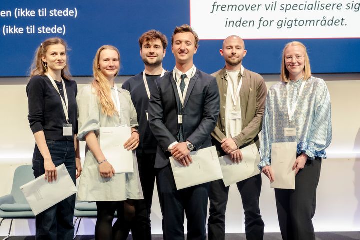Seks af de otte lægestuderende, der har lavet studier, der skal hjælpe gigtpatienter. Fra venstre Nicoline Stidsen, Lærke Espelund Borgen, Tobias Gaster, Carl Christian Burvil, Tobias Kokholm, og Laura Nørgaard.
