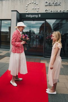 "Det er altid dejligt at møde andre med gigt, fordi de forstår, hvordan det er", siger 9-årige Ida Lundberg Thornval, som overrakte blomster til Dronning Margrethe ved ankomsten til Dansk Gigthospital. Ida fik diagnosen børneleddegigt, da hun var bare tre år. Hun bor i Virum og går i 3. klasse.