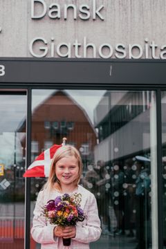 "Det er altid dejligt at møde andre med gigt, fordi de forstår, hvordan det er", siger 9-årige Ida Lundberg Thornval, som overrakte blomster til Dronning Margrethe ved ankomsten til Dansk Gigthospital. Ida fik diagnosen børneleddegigt, da hun var bare tre år. Hun bor i Virum og går i 3. klasse.