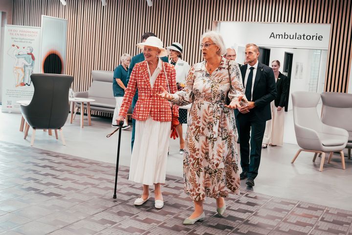 Dronning Margrethe besøgte i dag Dansk Gigthospital og lyttede til de nyeste resultater inden for dansk gigtforskning. Hun var på rundvisning på hospitalet sammen med Gigtforeningens direktør, Mette Bryde Lind.