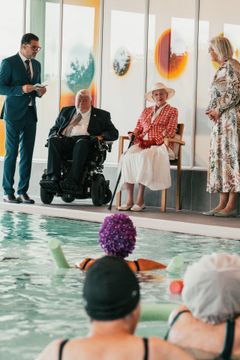 Dronning Margrethe besøgte i dag Dansk Gigthospital og overværede gigtpatienter træne i varmvandsbassinet. Hospitalschefen Afshin Christiansen (fra v.), prismodtager Peter Mads Clausen og Mette Bryde Lind, direktør for Gigtforeningen sidder her ved bassinkanten.