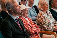 Dronning Margrethe lyttede til de nyeste resultater inden for dansk gigtforskning sammen med hofchef Kim Kristensen og direktør for Gigtforeningen Mette Bryde Lind.