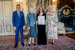 Dronning Ingrids Forskerpris blev i dag overrakt af Gigtforeningens protektor H.M. Dronning Margrethe til professor Inger Mechlenburg. Til venstre for Dronningen er det Gigtforeningens formand, Martin Bøge Mikkelsen, og til højre for Inger Mechlenburg står Gigtforeningens direktør, Mette Bryde Lind.