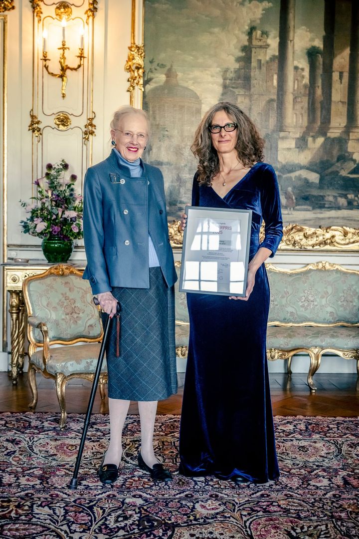 Fysioterapeut og professor Inger Mechlenburg modtager Gigtforeningens store forskningspris for sin videnskabelige indsats for at fremme forebyggelse og behandling af gigt. H.M. Dronning Margrethe overrakte mandag formiddag prisen i Havesalen på Fredensborg Slot.