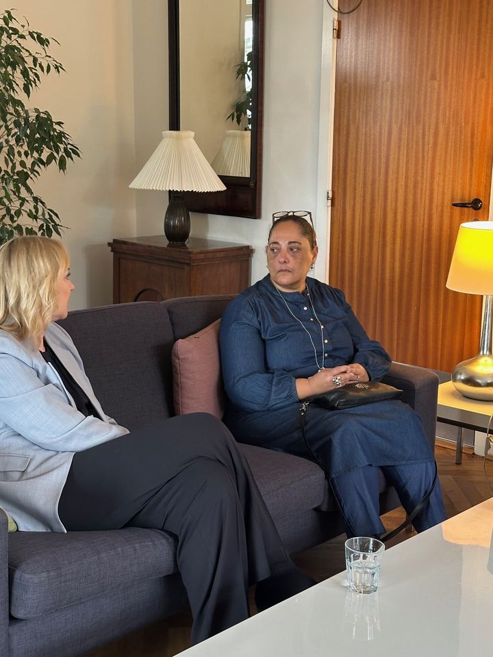 "Jeg forstår ikke, at jeg ikke kan få hjælp. Jeg har ikke en sundhedsforsikring og kan ikke få én, fordi jeg er syg. Jeg har tit så ondt, at det føles som at gå på skarpe knive," fortæller gigtramte Theresa Bang til Mona Juul. Lægen har henvist hende til en gigtlæge, men hun kan først få en tid midt i november.