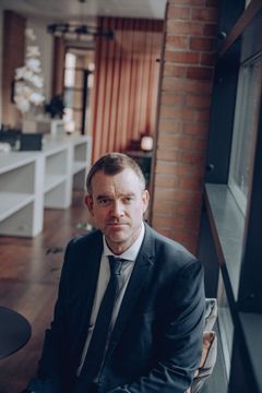 Prismodtageren, Anders Troelsen, har skabt et stort forskningsfællesskab på Hvidovre Hospital, hvor patienter, forskere og klinikere arbejder tæt sammen på tværs af fag og institutioner med ét klart mål:  At forbedre livet for mennesker med artrose (slidgigt).