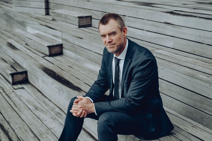 ”Anders Troelsen nøjes ikke med at mestre sit felt. Han er med til at udvikle det. Han bygger bro mellem forskning og klinik, mellem fagligheder og mellem system og menneske – altid med patienten som det centrale omdrejningspunkt,” siger Gigtforeningens formand, Martin Bøge Mikkelsen, om medaljemodtageren.
