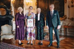 Gigtforeningens direktør, Mette Bryde LInd (tv), sagde et dybfølt tak til Dronning Margrethe for i 25 år som protektor at sætte fokus på gigt: "Tak for at stille op – gang på gang. Til indvielser, jubilæer og overrækkelser af medaljer og priser. Tak for den indsigtsfulde interesse." Gigtforeningens formand, Martin Bøge Mikkelsen står yderst th.