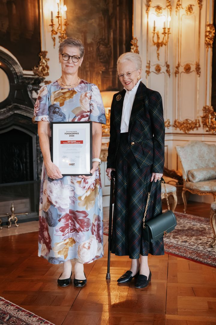 H.M. Dronning Margrethe overrakte Gigtforeningens store forskningspis til professor Jette Primdahl i Havesalen på Fredensborg Slot. Begivenheden markerer samtidigt Majestætens 25 års jubilæum som protektor for Gigtforeningen.