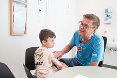 6-årige Juan, der her er sammen med overlæge Kurt Kristensen fra Steno Diabetes Center Aarhus, fik konstateret type 1-diabetes for tre år siden. På armen har Juan en sensor, der måler hans blodsukker kontinuerligt, og modsat flertallet af skolebørn med diabetes, har Juan en fast støtteperson i skolen, som kan hjælpe, når der er brug for det.