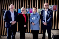 Regionsrådsformand Lars Gaardhøj, den britiske sundhedsminister Karin Smyth,  sundheds- og omsorgsborgmester i Københavns Kommune, Sisse Marie Welling, og direktør for Steno Diabetes Center Copenhagen, Magnus T. Jensen ved besøget i Tingbjerg torsdag.