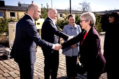 Regionsrådsformand Lars Gaardhøj, den britiske sundhedsminister Karin Smyth,  sundheds- og omsorgsborgmester i Københavns Kommune, Sisse Marie Welling, og direktør for Steno Diabetes Center Copenhagen, Magnus T. Jensen ved besøget i Tingbjerg torsdag.