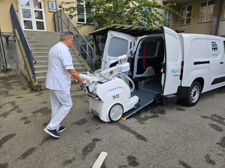 Medarbejdere fra Afdeling for Røntgen og Skanning, Herlev og Gentofte Hospital kører ud til plejehjemmet med et mobilt røntgenapparat for at udføre røntgenundersøgelser af beboerne i deres vante omgivelser.