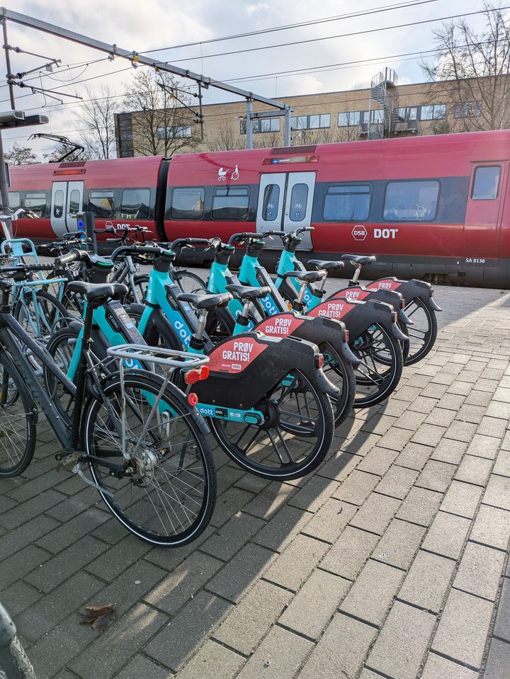 Dele-elcykler parkeret ved Birkerød Station