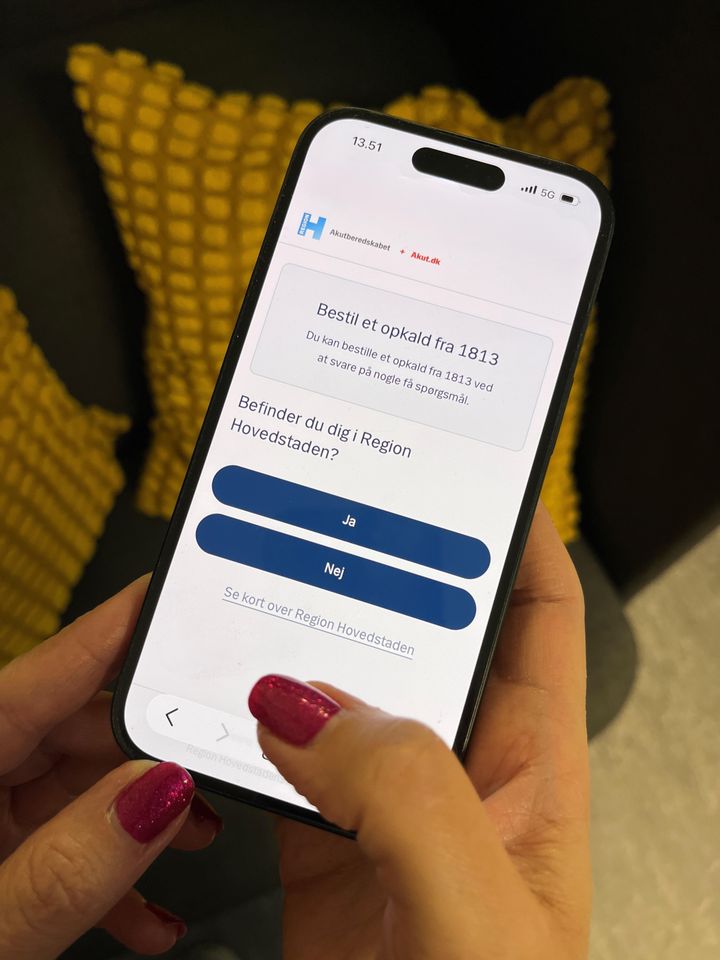 Fra din telefon, tablet eller computer kan du via akut.dk vælge at blive ringet op af Akuttelefonen 1813, når det er din tur, og på den måde slippe for eventuel ventetid.