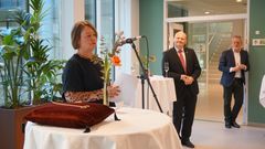 Centerchef Psykiatrisk Center København Line Duelund, i baggrunden direktør på Bispebjerg og Frederiksberg Hospital Kristian Antonsen og regionsrådsformand LArs Gaardhøj (S).