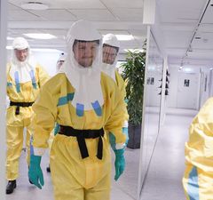 16 ambulancebehandlere fra Region Hovedstadens Akutberedskab har modtaget specialtræning for at kunne indgå i en ny indsatsgruppe, der kan håndtere patienter med høj smitterisiko