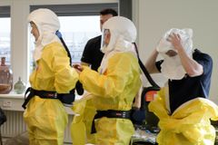 16 ambulancebehandlere fra Region Hovedstadens Akutberedskab har modtaget specialtræning for at kunne indgå i en ny indsatsgruppe, der kan håndtere patienter med høj smitterisiko