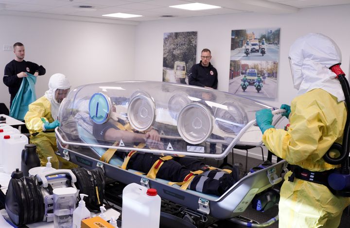 16 ambulancebehandlere fra Region Hovedstadens Akutberedskab har modtaget specialtræning for at kunne indgå i en ny indsatsgruppe, der kan håndtere patienter med høj smitterisiko