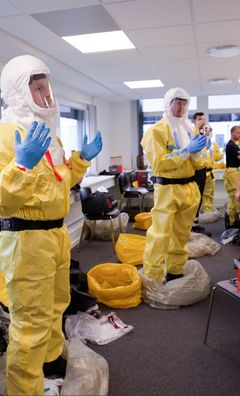 16 ambulancebehandlere fra Region Hovedstadens Akutberedskab har modtaget specialtræning for at kunne indgå i en ny indsatsgruppe, der kan håndtere patienter med høj smitterisiko